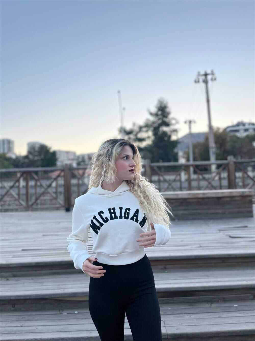 Kadın Michigan Nakış Detaylı Ekru Crop Kapüşonlu Kalın İçi Polarlı Oversize Sweatshirt