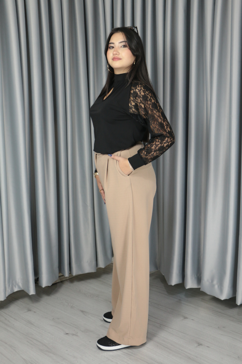 Kadın Uzun Kollu Göğüs Pencere Detay Yaka Boğazlı Kolları Tüllü Sandy Bluz S-M