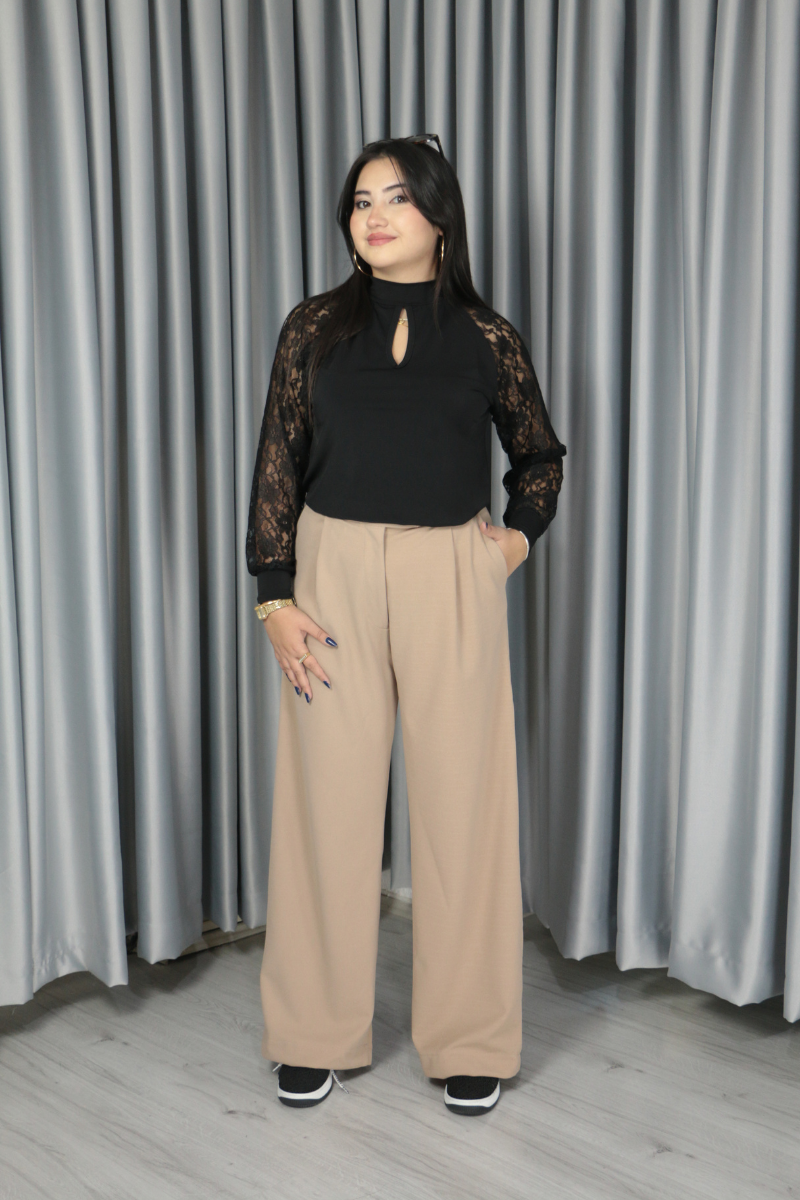 Kadın Uzun Kollu Göğüs Pencere Detay Yaka Boğazlı Kolları Tüllü Sandy Bluz S-M