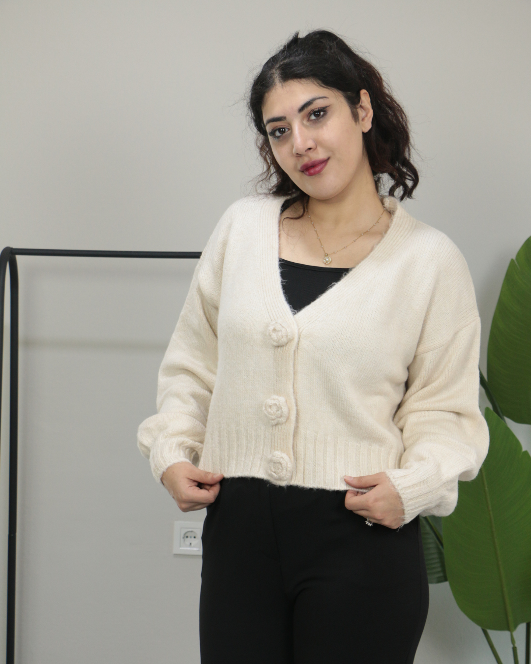 Önü Gül Detaylı Çıt Çıt Kapamalı Kışlık Kalın Triko Hırka Standart - krem