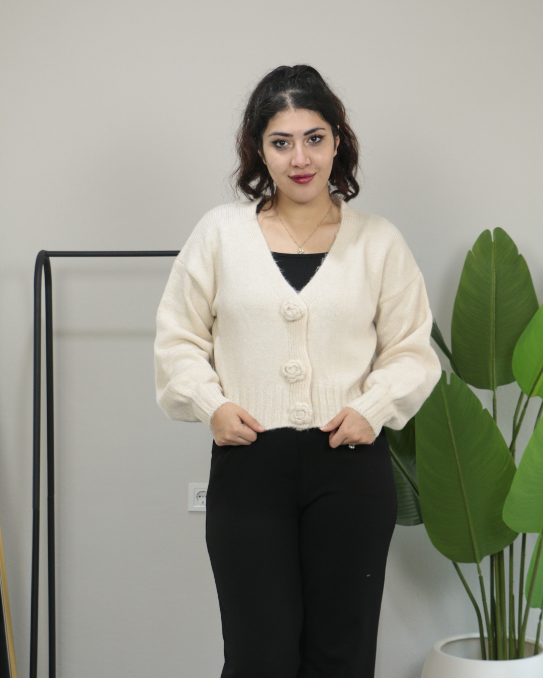 Önü Gül Detaylı Çıt Çıt Kapamalı Kışlık Kalın Triko Hırka Standart - krem